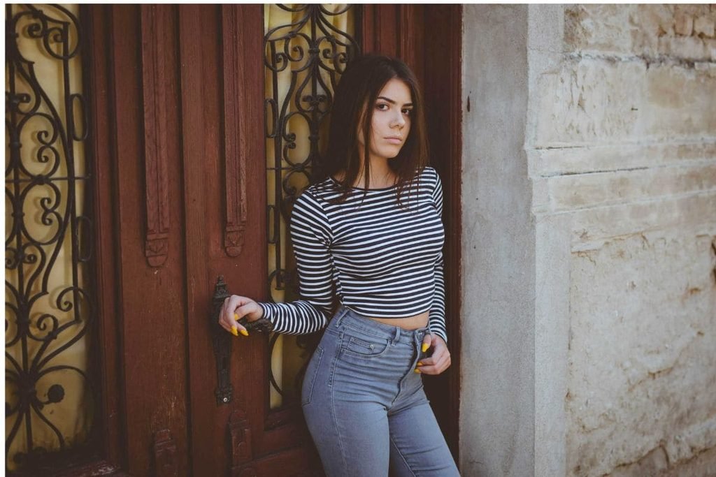 Cropped Top, High-Waisted Trousers and Pointed-Toe Heels