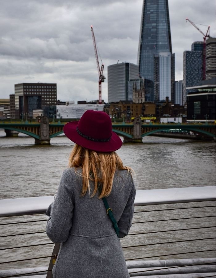 Burgundy Cap and Grey Coat Outfit: Chic Fall Fashion