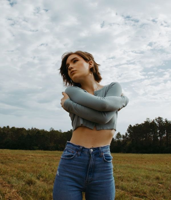 Cropped Cardigan With High-Waisted Jeans