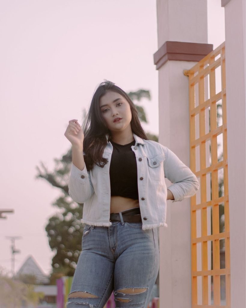 Cropped Jacket With High-Waisted Jeans