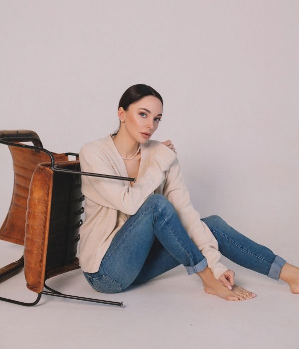Neutral Cardigan With Blue Jeans